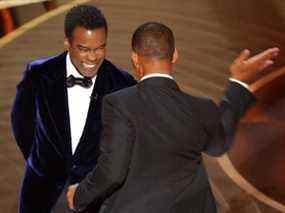 Will Smith (R) se prépare à frapper un Chris Rock non préparé lors de la 94e cérémonie des Oscars à Hollywood, Californie, le 27 mars 2022.